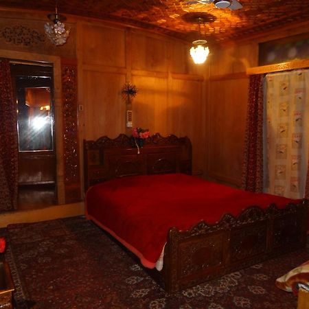 Houseboat Moon Of Kashmir Hotel Srinagar  Ruang foto