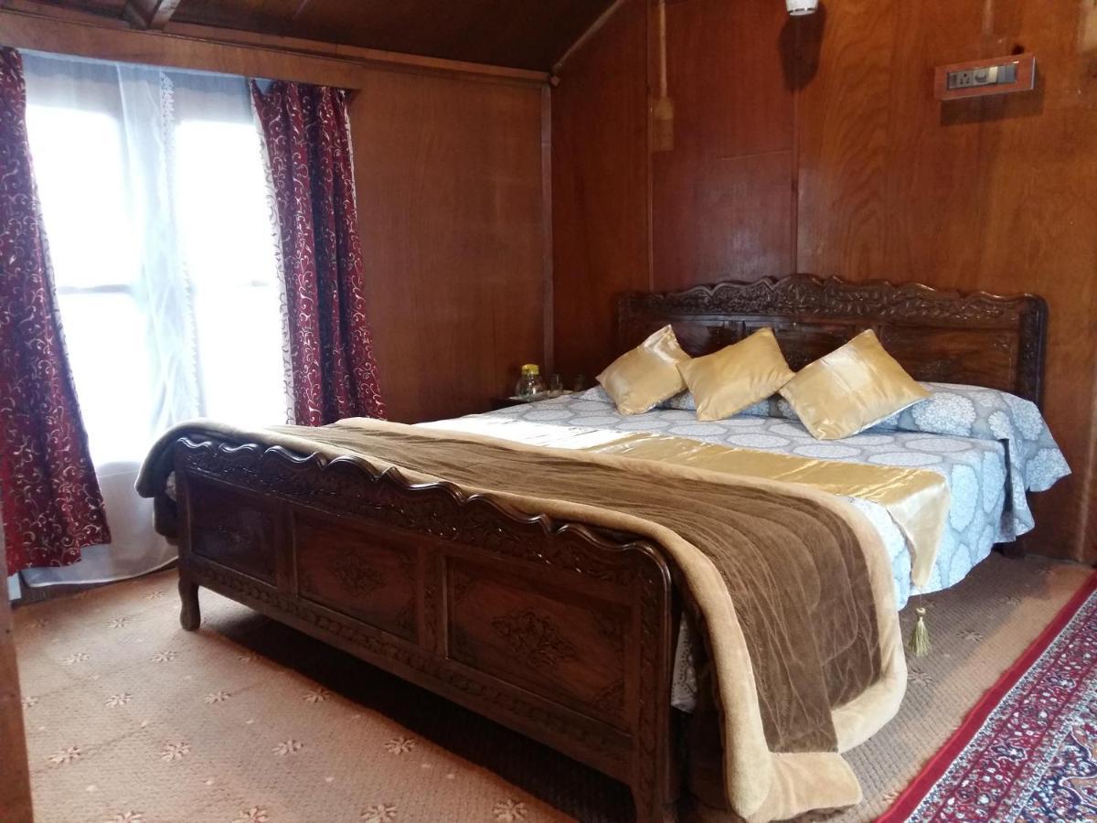 Houseboat Moon Of Kashmir Hotel Srinagar  Bagian luar foto