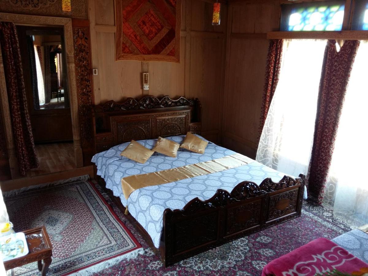 Houseboat Moon Of Kashmir Hotel Srinagar  Bagian luar foto