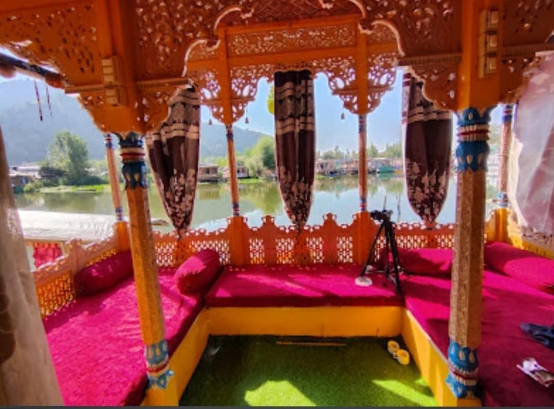 Houseboat Moon Of Kashmir Hotel Srinagar  Bagian luar foto