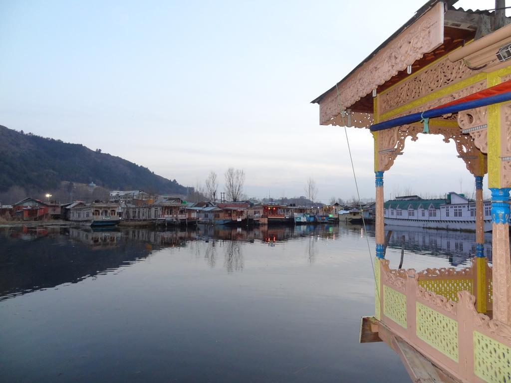 Houseboat Moon Of Kashmir Hotel Srinagar  Bagian luar foto