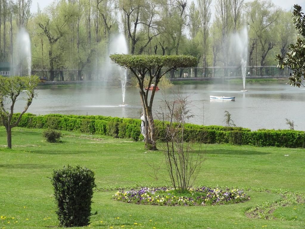 Houseboat Moon Of Kashmir Hotel Srinagar  Bagian luar foto