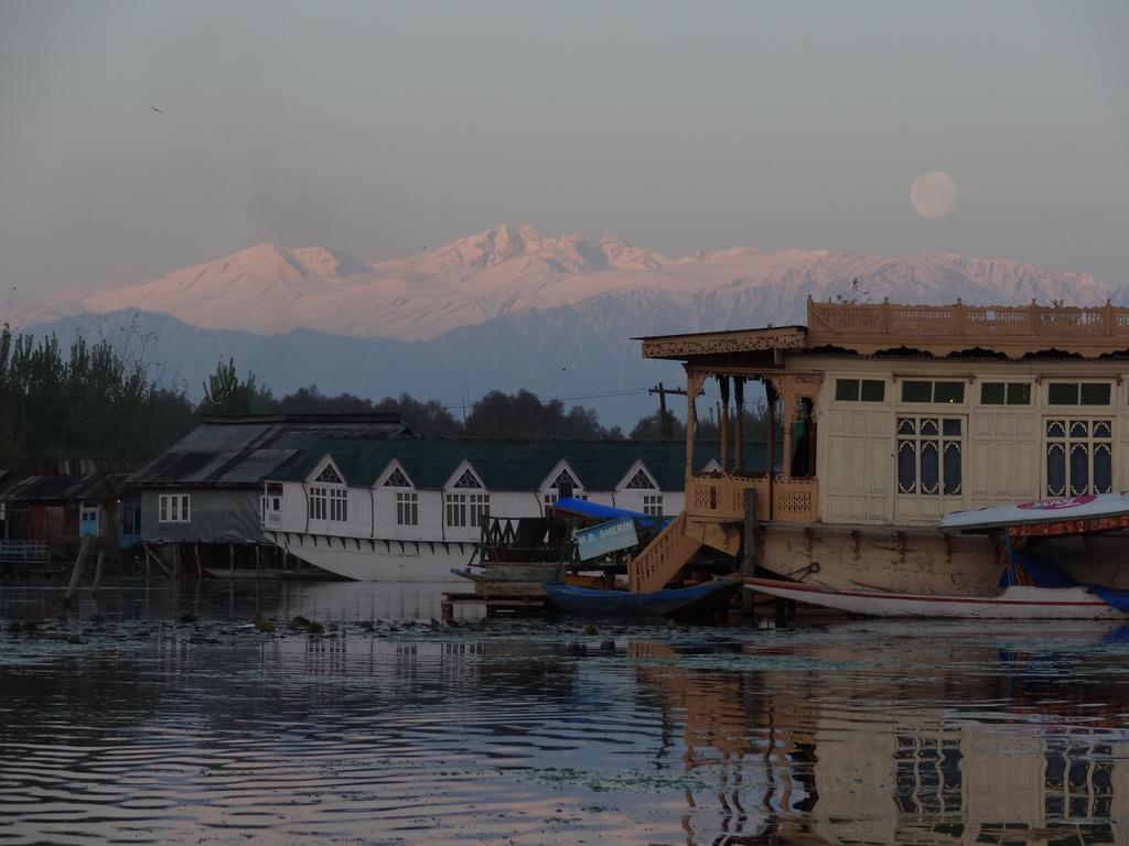 Houseboat Moon Of Kashmir Hotel Srinagar  Bagian luar foto