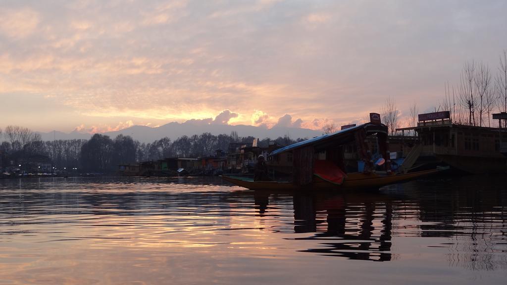 Houseboat Moon Of Kashmir Hotel Srinagar  Bagian luar foto