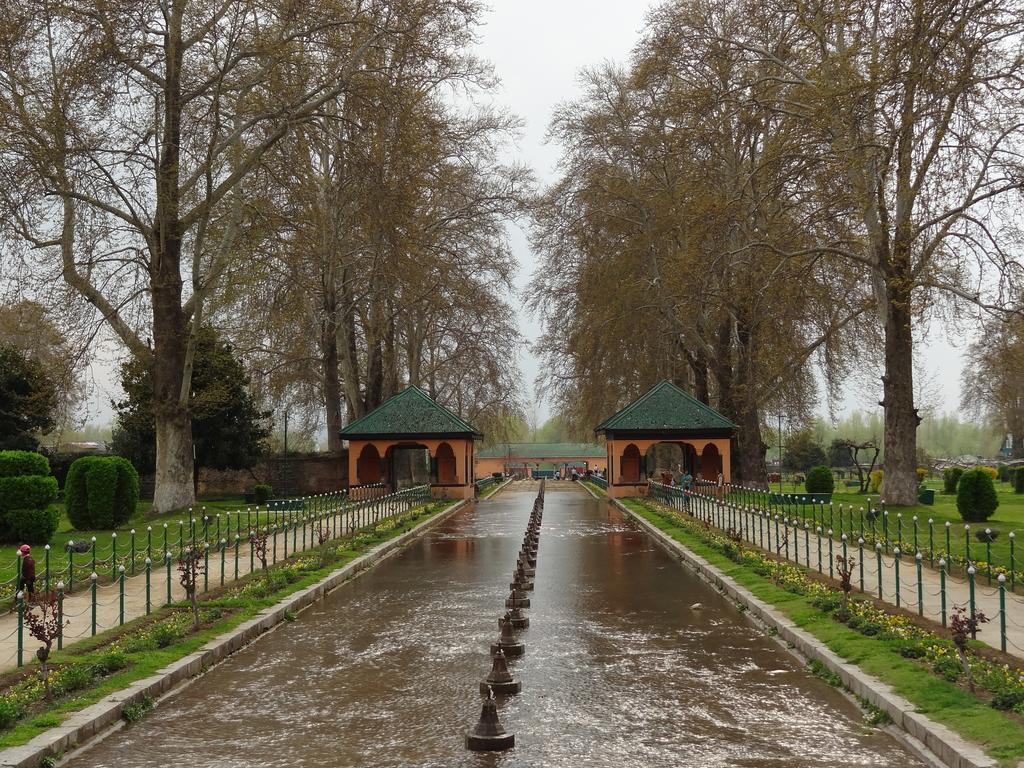 Houseboat Moon Of Kashmir Hotel Srinagar  Bagian luar foto