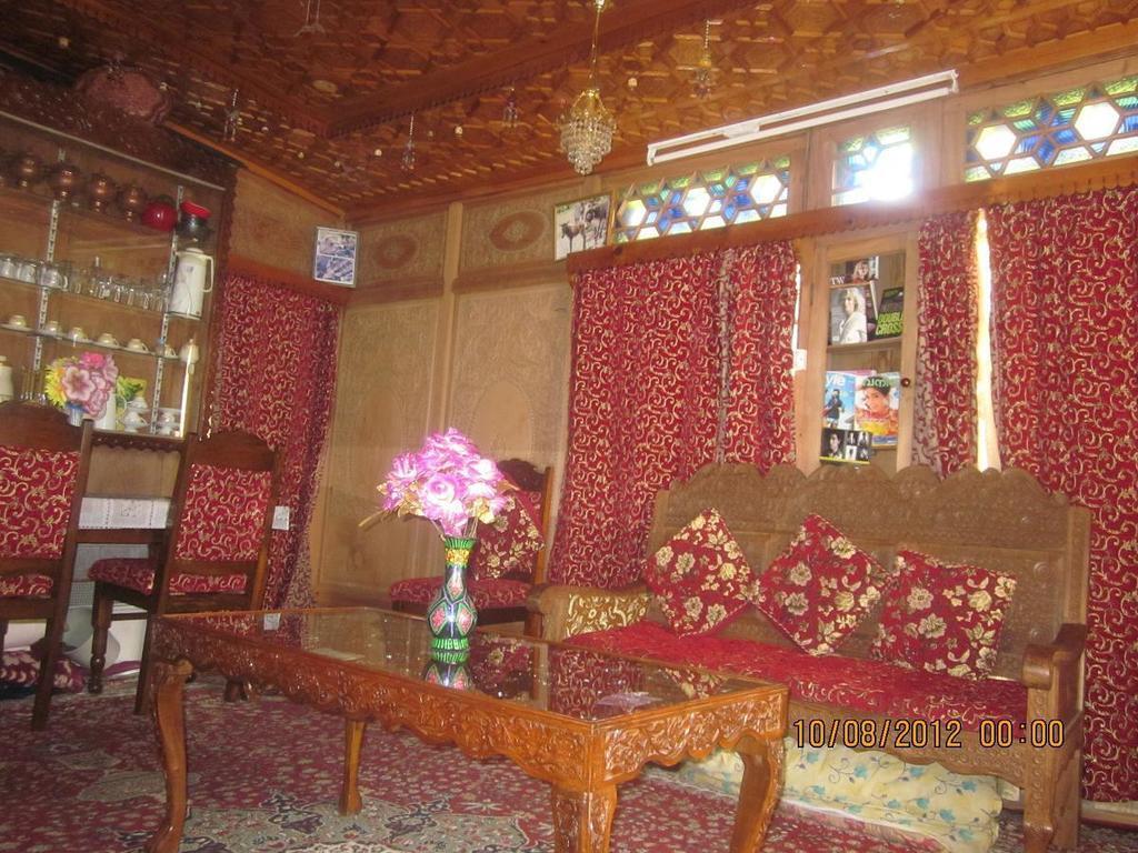 Houseboat Moon Of Kashmir Hotel Srinagar  Bagian luar foto