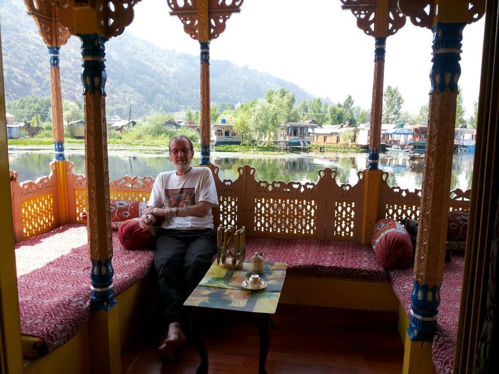Houseboat Moon Of Kashmir Hotel Srinagar  Bagian luar foto