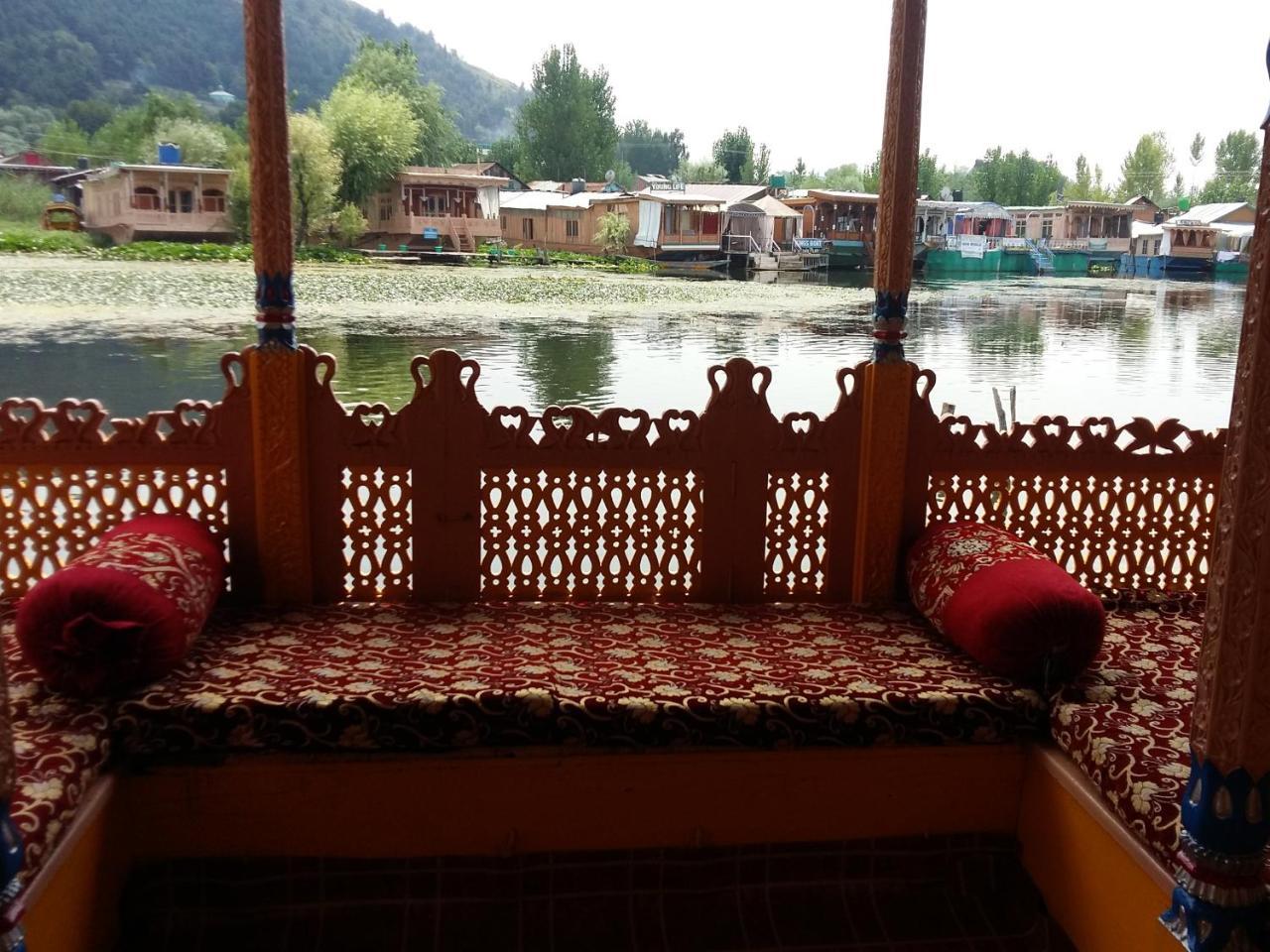 Houseboat Moon Of Kashmir Hotel Srinagar  Bagian luar foto