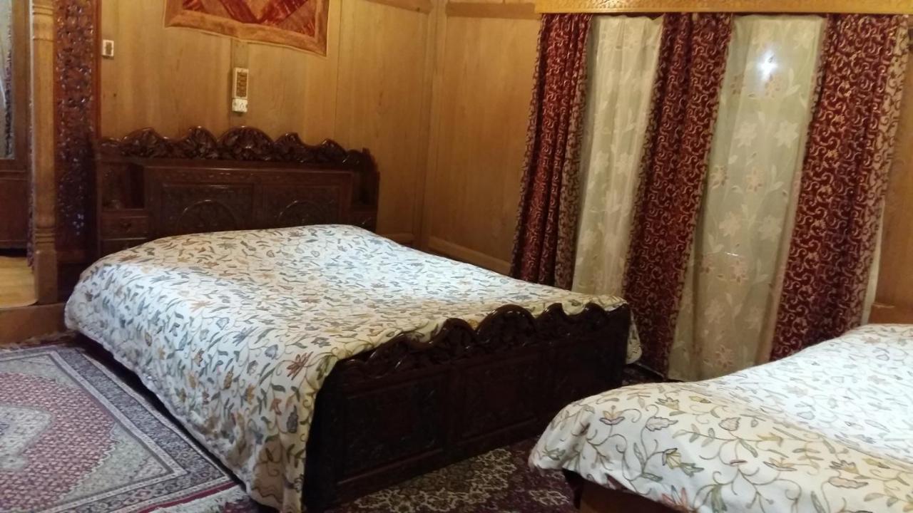 Houseboat Moon Of Kashmir Hotel Srinagar  Bagian luar foto
